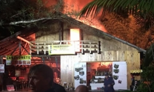 Edificação comercial no complexo Madre Paulina fica destruída em incêndio