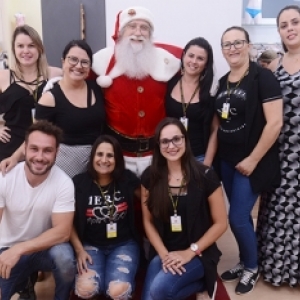 Papai Noel distribui abraços em loja de Tijucas; crianças ganharam fotos