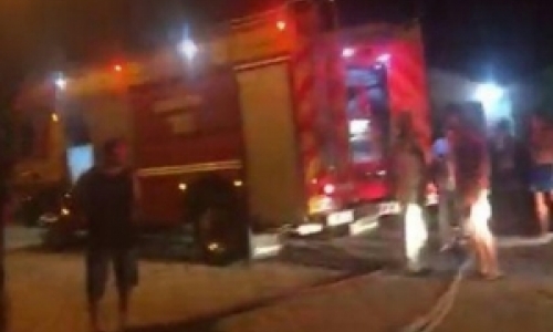 Oficina mecânica é tomada por incêndio durante a noite; fogo consome três veículos
