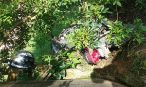 Motocicleta roubada é encontrada abandonada em matagal próximo a residência