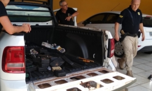 Motorista de caminhonete tenta passar pela polícia com 30 quilos de crack