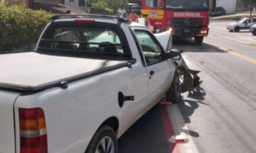 Motorista perde o controle da direção e bate de frente com o ABTR dos bombeiros