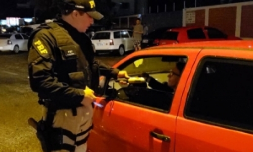 Polícia flagra veículos com excesso de velocidade e motoristas embriagados na BR-101