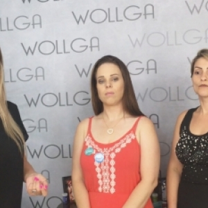 Consultoras realizam demonstração de produtos de beleza e sexy shop