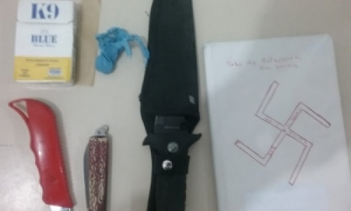 Diretora encontra droga, armas brancas e diário com suástica em mochilas de alunos