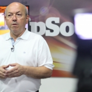 Qual a razão de ensinarmos e praticarmos mentira em nosso cotidiano? 