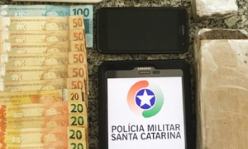 Condutor e passageiro de motocicleta são detidos por tráfico de drogas