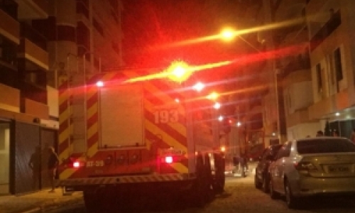 Moradores evacuam prédio após sistema de alarmes ser acionado em princípio de incêndio