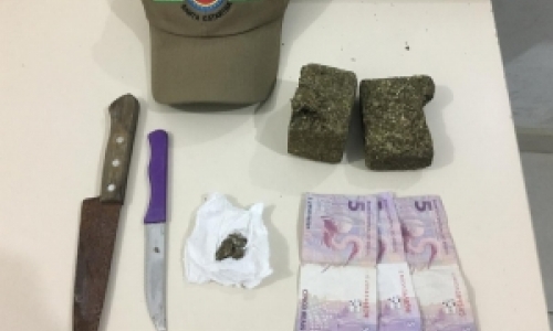 Dupla tenta escapar ao ser flagrada pela Polícia Militar por tráfico de drogas 