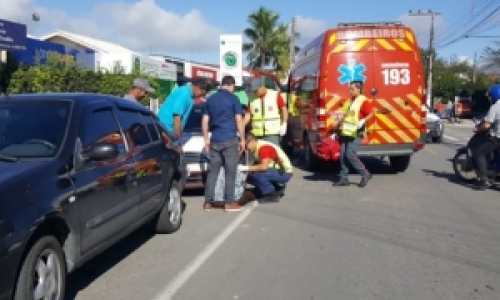 Mulher se desequilibra e cai ao colidir contra porta de automóvel estacionado em via 