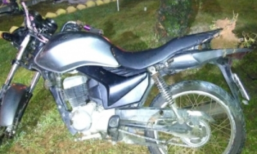 Irmãos caem de moto depois que condutor passa direto em lombada 