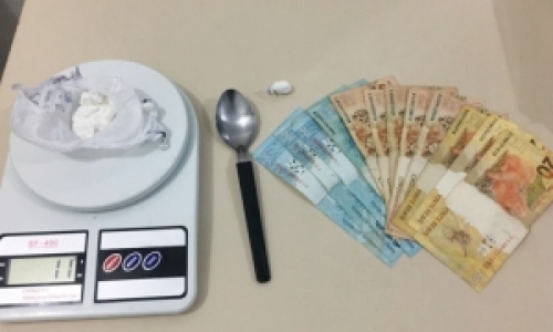 Traficante é detido com cocaína e admite à polícia comercializar a droga