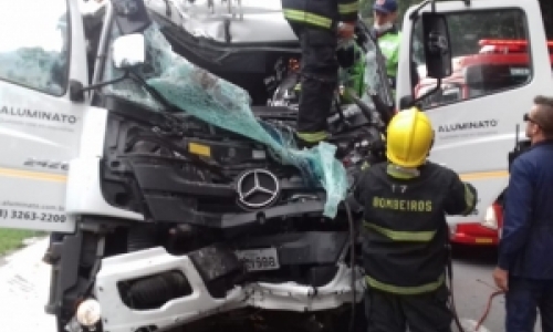 Caminhão de empresa de Tijucas se envolve em grave acidente na BR-101