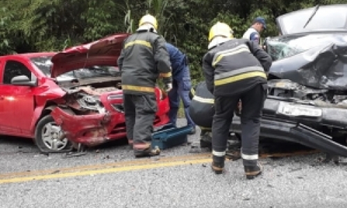 Colisão entre dois carros na SC-108 mobiliza bombeiros da região