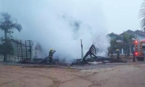 Idosa de 90 anos tem casa totalmente destruída em incêndio