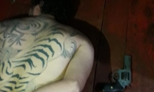 Traficante tenta dar soco em policiais ao ser preso e termina ferido após ser contido 