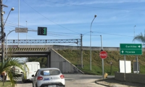 Instrutora de autoescola questiona placa de pare em cruzamento com semáforo
