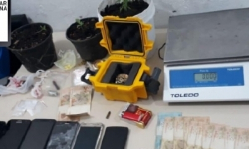 Cinco pessoas são presas por tráfico de drogas em casa usada como ponto de venda