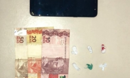 Traficante é flagrado por policial militar de folga no momento em que vendia drogas