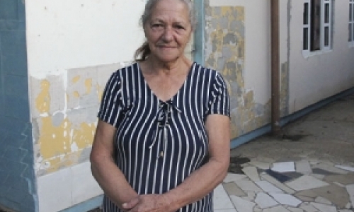 Idosa pede ajuda para reconstruir casa danificada pelas marés altas