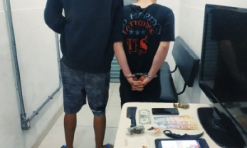 Irmãos são denunciados e presos por tráfico de drogas; um deles menor de idade