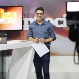 Criminoso é flagrado invadindo churrascaria; Jornal Vip desta quinta, 1 de agosto