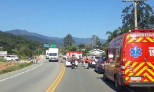 Motociclista fica ferida ao se envolver em acidente de trânsito na SC-108