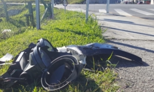 Carro colide em semáforo de viaduto causando estragos e transtornos no trecho