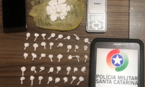 Homem e cunhado, menor de idade, são presos acusados de tráfico de drogas 