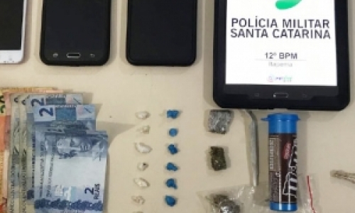 Casal de jovens é detido com crack ao ser perseguido e abordado pela polícia