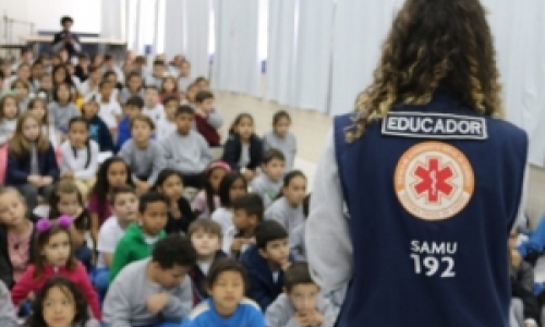 Estudantes participam de palestra educativa do Samu sobre malefícios do trote 