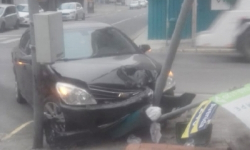 Veículos ficam destruídos após colisão em cruzamento  