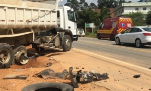 Acidente entre dois carros e um caminhão na SC-410 deixa duas pessoas feridas 