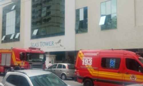 Curto circuito em fiação de prédio mobiliza bombeiros