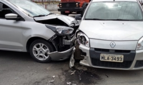 Carro fica com a frente destruída em colisão no centro de Tijucas