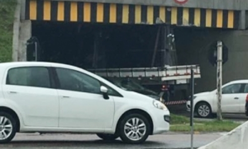 Caminhão trancado em túnel congestiona trânsito em marginal