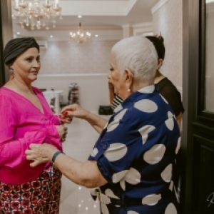 Mulheres com câncer recebem dia de beleza em comemoração Outubro Rosa