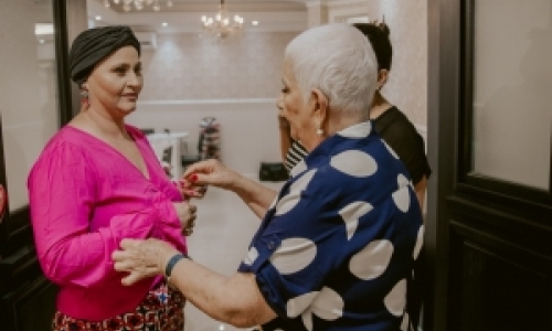 Mulheres com câncer recebem dia de beleza em comemoração Outubro Rosa
