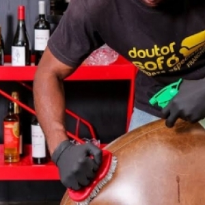 Limpeza e higienização de sofás deixam produtos com aparência de novo; veja como