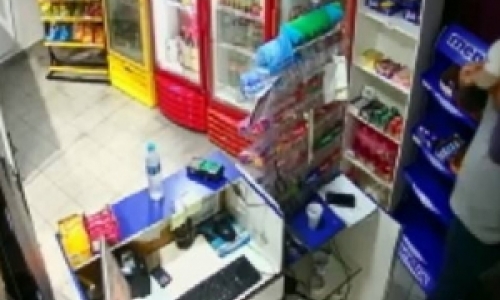 Criminosos armados rendem funcionário e cliente de posto de combustível