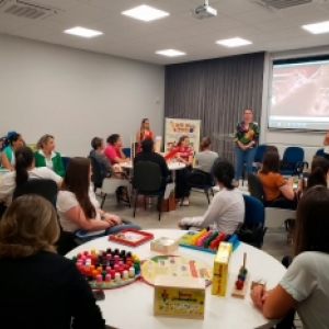 Clínica realiza evento e ensina que crianças aprendem até mesmo brincando