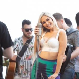 Cantora Luane Mattia, casada com Tijucano, faz sucesso após lançamento de clipe 