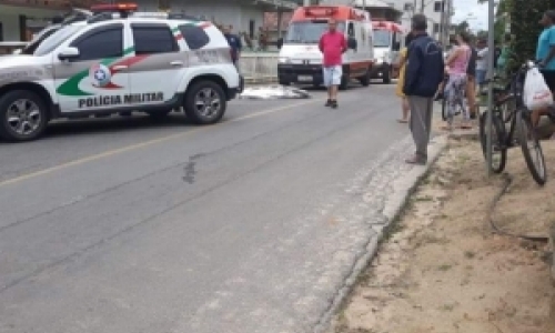 Jovem motociclista morre ao colidir contra poste 