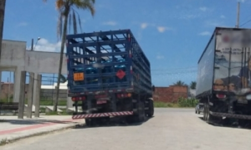 Caminhões de empresa estacionados em via impedem tráfego e geram denúncia  
