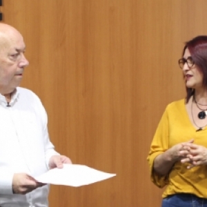 Fonoaudióloga explica Língua Brasileira de Sinais no quadro 