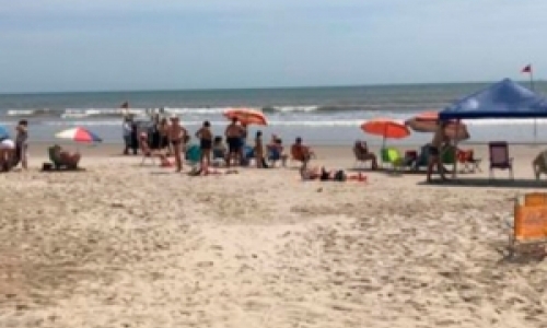 Homem fica ferido ao ser atingido por guarda-sol na praia