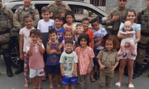 Admiradora da Polícia Militar, menina recebe policiais em festa de aniversário
