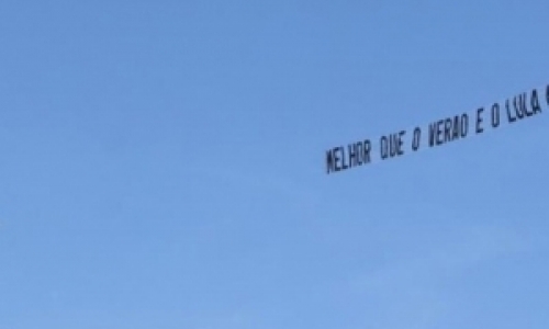 Patrocinada por Luciano Hang, mais uma aeronave sobrevoa com faixa anti-Lula