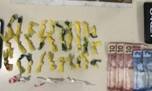 Dois jovens menores de idade são flagrados ao traficar drogas