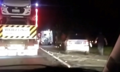 Mulher é socorrida após capotar veículo na BR-101